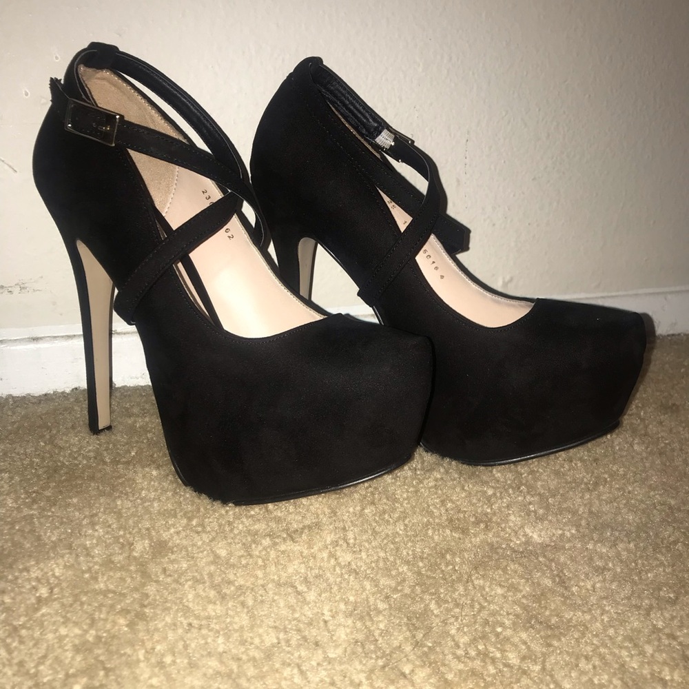 Andrea cross strap pumps